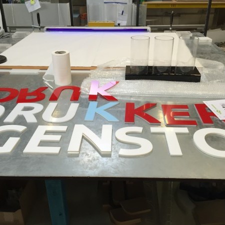 plastic design letters en logo