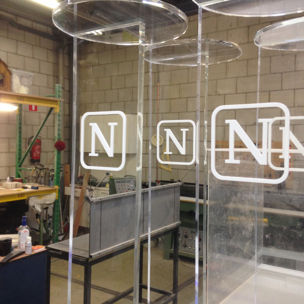 plastic nieuwsuur tafeltjes