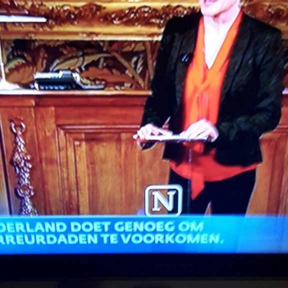 plastic nieuwsuur tafeltjes op tv